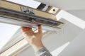 okno-dachowe-velux-gll1061-klamka.jpg