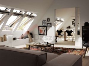 Okno VELUX otwierane w połowie osi obrotu Drewniane GGL klamka na górze 3068 z pakietem 3-szybowym