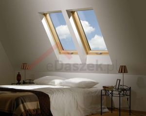 Okno FAKRO otwierane w połowie osi obrotu Drewniane FTS-V U2